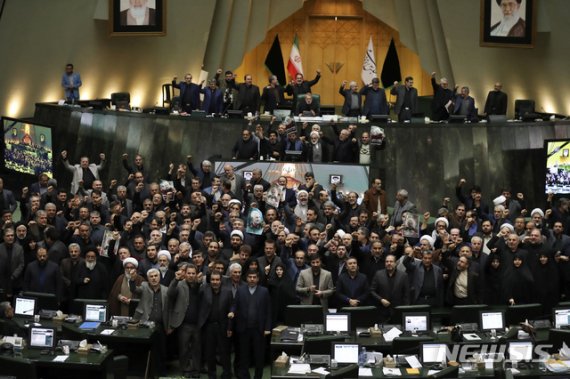 [테헤란=AP/뉴시스] 이란 국회의원들이 지난달 7일(현지시간) 테헤란 국회의사당에서 미국의 폭격으로 숨진 거셈 솔레이마니 쿠드스군 사령관 사진을 들고 미국을 성토하는 구호를 외치고 있다. 2020.02.21