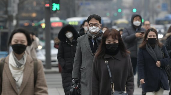 코로나19 확진자가 급증하는 가운데 서울 세종대로사거리에서 마스크를 착용한 시민들이 발걸음을 재촉하고 있다. 사진=서동일 기자