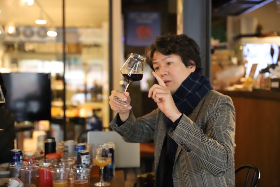 지난 19일 서울 도림로 비어포스트바에서 윤정훈 플래티넘 부사장이 맥주를 맛보는 법을 설명하고 있다. KIBEX 제공