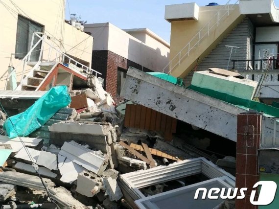 21일 오전 11시 4분께 부산 연제구 한 단독주택 철거 공사 현장의 붕괴된 건물 잔해들. (부산지방경찰청 제공) 2020.2.21/뉴스1 © News1 여주연 기자