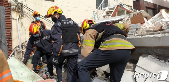 21일 오전 11시 4분께 부산 연제구 한 단독주택 철거 공사 현장에서 붕괴사고가 발생해 작업자 5명이 매몰됐다. 구조대원들이 구조 작업을 진행중이다. (부산소방본부 제공) 2020.2.21/뉴스1 © News1 여주연 기자