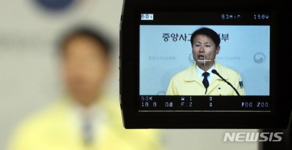 [일문일답]정부 "신천지 신도 9300여명 집에서 이동검체채취팀이 검사"