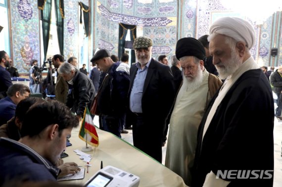 [테헤란=AP/뉴시스] 이란 수도 테헤란에 위치한 한 총선 투표소에서 유권자들이 투표하고 있다. 2020.02.21