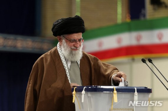 [테헤란=AP/뉴시스] 아야톨라 세예드 알리 하메네이 이란 최고지도자가 21일(현지시간) 테헤란에 위치한 총선 투표소에서 투표를 하고 있다. 2020.02.21