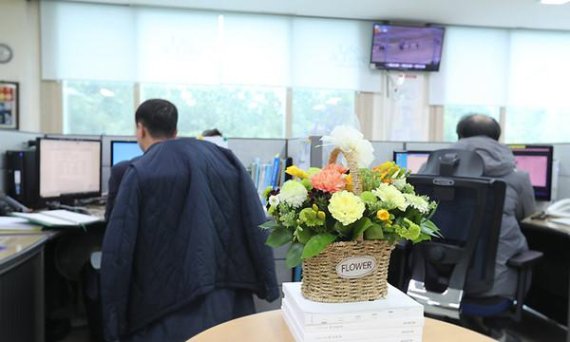 한국마사회 제주지역본부가 코로나19 여파로 경영난에 직면한 지역 꽃집을 돕기 위해 '사무실 꽃단장 캠페인‘에 나섰다.