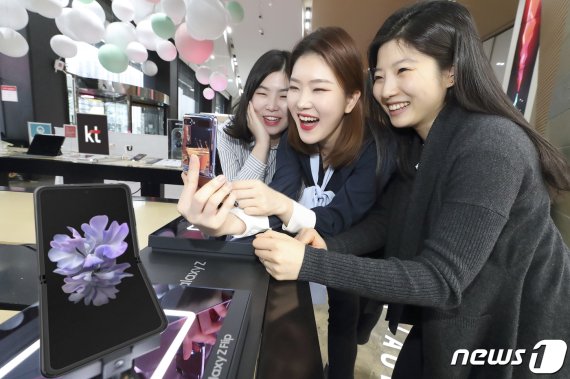 KT가 갤럭시 최초의 플립형 폴드 ‘갤럭시 Z 플립’을 14일 공식 출시했다. (KT 제공) 2020.2.14/뉴스1