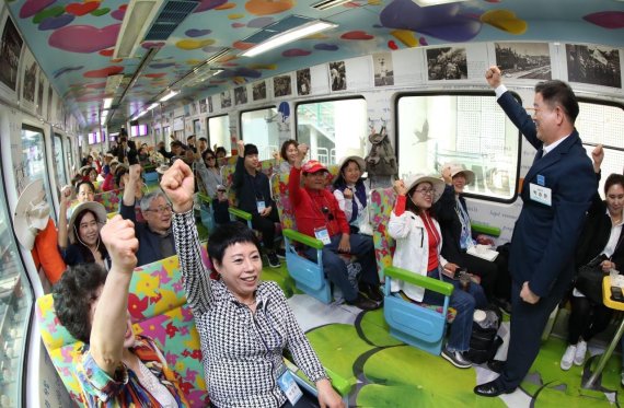 박승원 광명시장(오른쪽) 한반도 평화기원 도라산 열차여행 시민과 동행. 사진제공=광명시