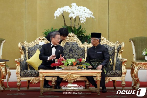 문재인 대통령과 압둘라 말레이시아 국왕. (청와대 페이스북) 2019.3.14/뉴스1