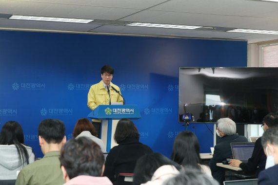 정윤기 대전시 행정부시장이 23일 오전 대전지역에서 코로나19 2번째와 3번째 환자가 발생한 것과 관련, 기자 브리핑을 하고 있다.