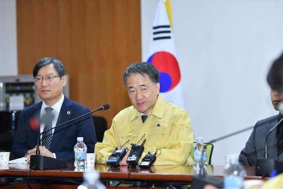 박능후 중앙사고수습본부장, 대구·경북 의료계와 코로나19 확산 방지 논의