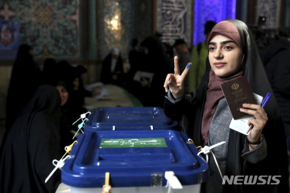 [테헤란=AP/뉴시스]21일(현지시간) 이란 수도 테헤란의 한 투표소에서 한 이란 여성이 투표를 마치고 인증샷을 찍고 있다. 이날 이란 의회 의원을 뽑는 선거가 열려 4년 임기의 의원 290명을 뽑는다. 이란은 만 18세 이상 남녀는 모두 참정권을 행사할 수 있으며 이번 총선에서 5천800만 명이 유권자로 등록됐다. 2020.02.21.
