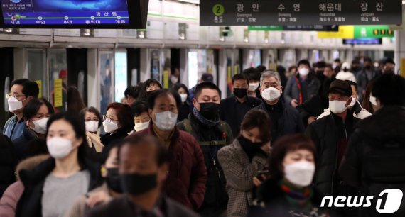 24일 오전 부산도시철도 1호선 서면역에 신종 코로나 바이러스 감염증 (코로나19)예방을 위해 마스크를 착용한 시민들이 출근길에 오르고 있다. 사진=뉴스1