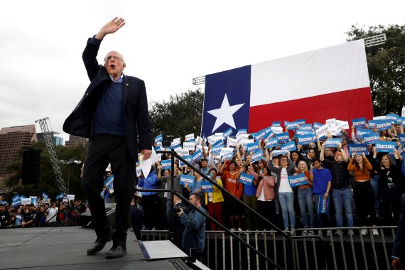 미국 민주당 경선 주자인 버니 샌더스 버몬트주 상원의원(무소속)이 23일(현지시간) 텍사스주 오스틴에서 선거운동을 하고 있다.로이터뉴스1