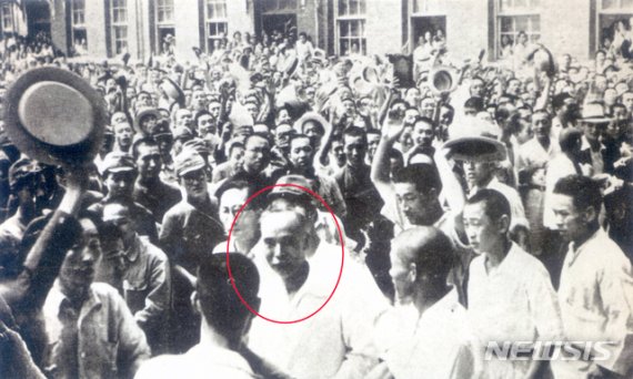 [서울=뉴시스]1945년 8월 16일 오후 여운형(빨간 원) 건국준비위원회 위원장이 서울 계동 휘문중학교에 도착해 군중들의 환영을 받고 있다. 전날 저녁 여운형 위원장은 계동의 2층 양옥집에서 건국동맹을 모체로 안재홍(安在鴻) 등과 함께 조선건국준비위원회를 결성했다. (사진=뉴시스 DB) 2020.01.12. photo@newsis.com