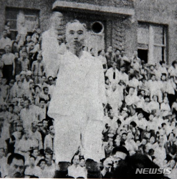 [서울=뉴시스]1945년 8월 16일 여운형 건국준비위원회 위원장이 5천여 군중 앞에서 단결을 호소하며 사자후를 토하고 있다. (사진=미디어한국학 제공) 2020.01.12.photo@newsis.com