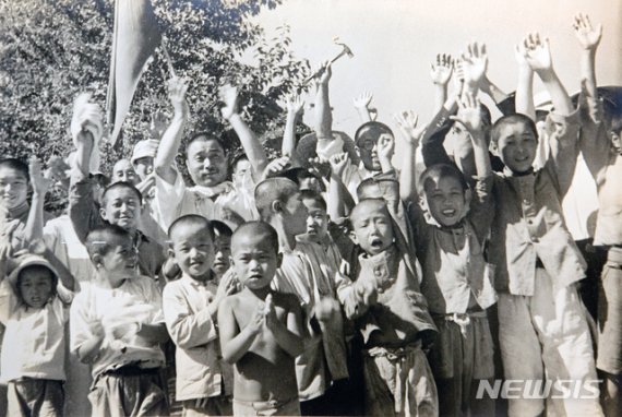 [서울=뉴시스] 소련 제1극동방면군이 만주에 들어오자 중국인과 조선인들이 거리에 나와 환영하고 있다. (사진=미디어한국학 제공) 2020.01.19. photo@newsis.com