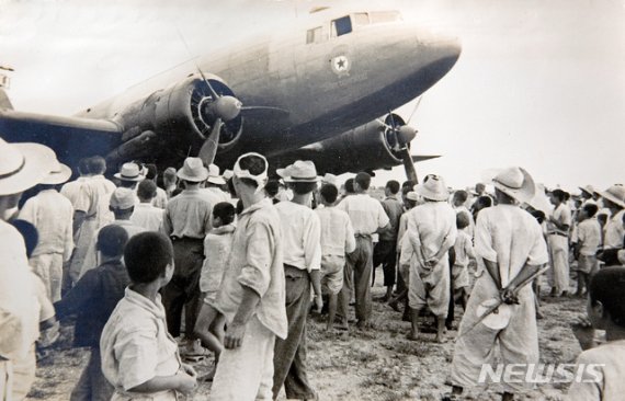 [서울=뉴시스] 1945년 8월 24일 함경남도 함흥에 도착한 소련 극동군 제25군 사령관 치스차코프 중장을 환영하기 위해 나온 함흥 시민들. 소련군은 비행기를 처음 본 시민들이 ‘하늘에서 내려온 새’라고 불렀고 대부분 맨발이거나 짚신을 신고 있었다고 기록했다. (사진=미디어한국학 제공) 2020.01.19. photo@newsis.com