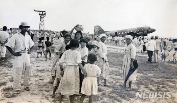 [서울=뉴시스] 1945년 8월 24일 함경남도 함흥에 도착한 소련 극동군 제25군 사령관 치스차코프 중장을 환영하기 위해 나온 함흥 시민들. 소련군은 비행기를 처음 본 시민들이 ‘하늘에서 내려온 새’라고 불렀고 대부분 맨발이거나 짚신을 신고 있었다고 기록했다. (사진=미디어한국학 제공) 2020.01.19. photo@newsis.com