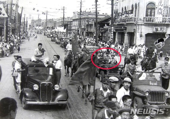 [서울=뉴시스] 1945년 8월 26일 평양에 입성한 소련 극동군 제25군 사령관 이반 치스차코프 중장이 지프를 타고 평양의 종로 거리를 지나고 있다. 치스차코프 사령관 뒤에 통역으로 활동한 박정애(후에 조선민주여성동맹 초대 위원장과 조선노동당 부위원장 역임)가 타고 있다. (사진=미국 국립문서기록청) 2020.01.19. photo@newsis.com