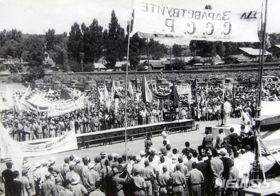 [서울=뉴시스] 1945년 8월 26일 평양공설운동장에서는 평양에 진주한 소련군을 환영하는 평양시 군중 집회가 열리고 있다. (사진=미국 국립문서기록청) 2020.01.19.photo@newsis.com