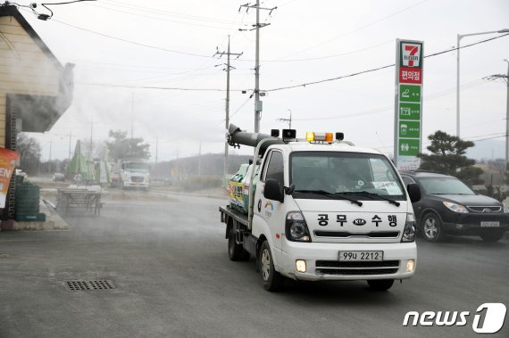 이천시가 신천지 관련 시설 주변 지역을 소독하고 있다.(뉴스1 DB)© News1