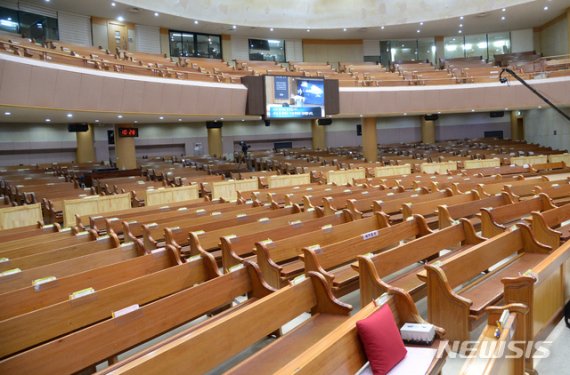 [전주=뉴시스] 김얼 기자= 23일 전북 전주시 바울교회 내부가 코로나19의 여파로 폐쇄해 단 한명의 신도도 없이 텅 비어 있다. 바울교회는 코로나19의 확산을 방지하고자 1982년 교회 창립 이후 최초로 본당을 폐쇄하고 주말 예배를 모바일과 인터넷으로 대체했다. 2020.02.23.pmkeul@newsis.com