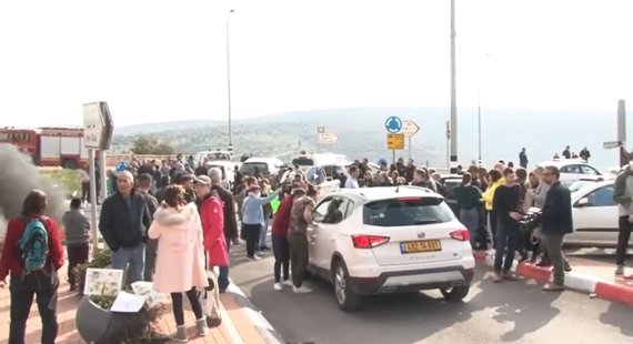 23일(현지시간) 이스라엘 서안지구 유대인정착촌 도로에 몰려나온 시위대.(출처 =트위터) © 뉴스1