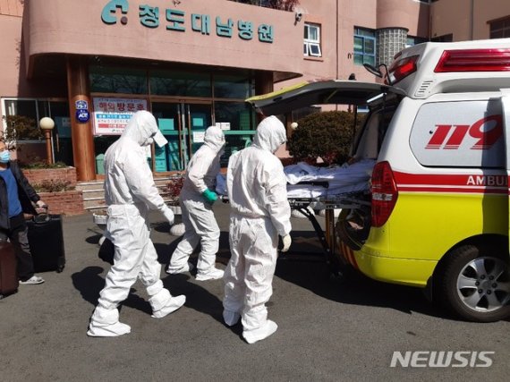 24일 오전 청도 대남병원에서 소방 구급대원들이 일반환자 1명을 구급차에 싣고 있다.