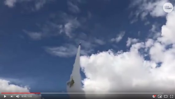 마이크 휴스가 탄 로켓에서 낙하산이 떨어져 나오는 장면 <USA투데이 영상 캡처>