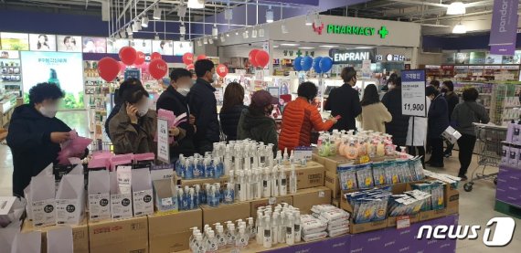 24일 메가마트 동래점에 마스크 1만장이 입고됐다는 소식을 듣고 시민들이 오후까지 줄을 서고 있다.(메가마트 제공)2020.02.24/© 뉴스1