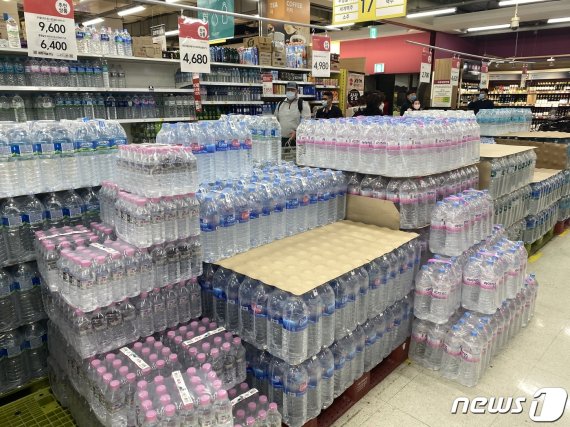 24일 부산 홈플러스 센텀시티 점에 판매되지 않은 생수가 진열된 채 쌓여 있다.2020.02.24/© 뉴스1