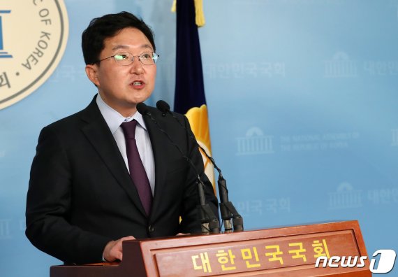 김용태 미래통합당 의원은 15일 비례연합정당에 참여키로 한 더불어민주당을 향해 “선거법 위반 문제를 어찌할지 묻는다”며 “대답하지 못한다면 ‘일구이언’”이라고 질책했다. 뉴스1