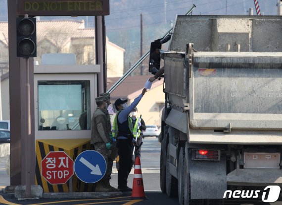 대구에서 신종 코로나바이러스 감염증(코로나19)이 확산 중인 20일 대구 남구 캠프워커에서 미군이 마스크를 쓰고 근무하고 있다. 2020.2.20/뉴스1 © News1 신웅수 기자