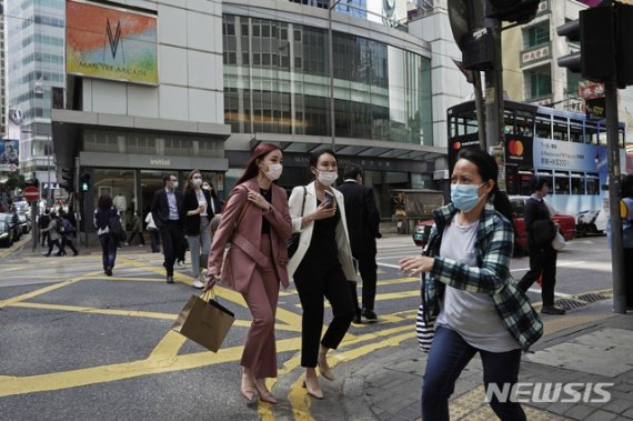 [홍콩=AP/뉴시스]24일(현지시간) 신종 코로나바이러스 감염증(코로나19)을 우려한 홍콩 시민들이 마스크를 낀 채 걷고 있다. 2020.02.24. /사진=뉴시스