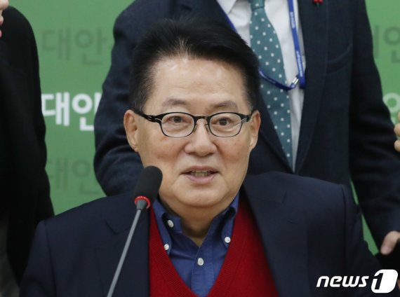 박지원, 신천지 폭격 후 민주당 비판 한국당에..