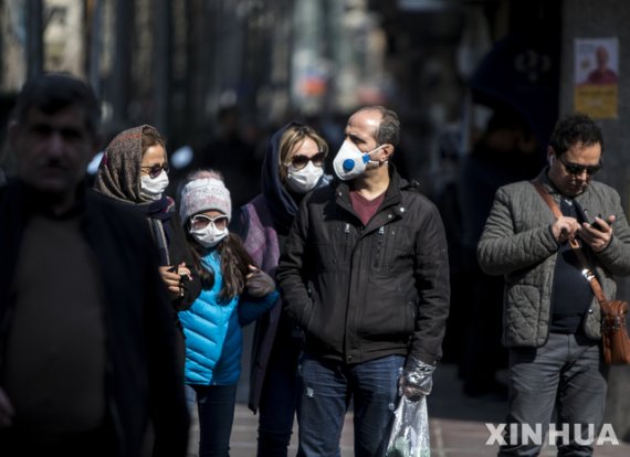 [테헤란=신화/뉴시스]23일(현지시간) 이란 수도 테헤란 시내에서 시민들이 마스크를 쓰고 이동하고 있다. 하산 로하니 이란 대통령은 신종 코로나바이러스(코로나19) 발병에 대처하기 위해 관련 부처 장관과 군이 참여한 '코로나 예방 퇴치 본부'를 구성했다고 밝혔다. 2020.02.24.