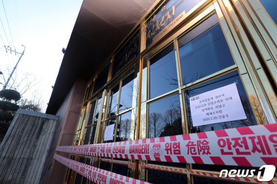 신천지 대구교회 예배 참석과 관련 광주 신도 등 광주지역 6명이 확진 판정을 받은 가운데 23일 오전 광주 광주 북구 신천지 베드로지성전이 통제돼 있다. 사진=뉴스1