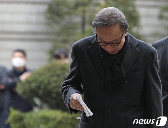 2심서 법정구속 이명박, 보석취소결정 재항고…"도주우려 없다"