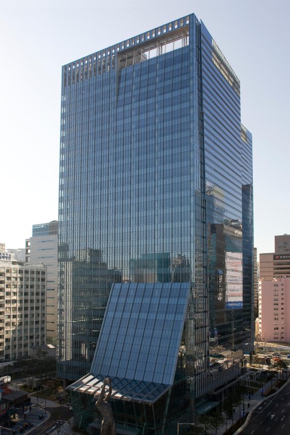 서울 을지로에 위치한 한솔홀딩스 건물 전경. 한솔그룹 제공