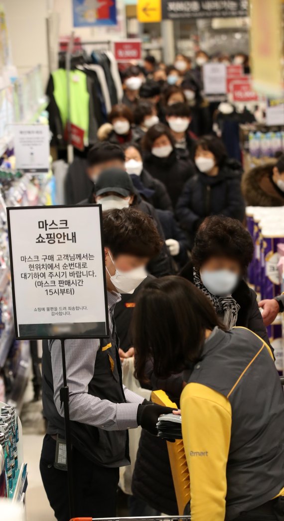 정부가 코로나19 대응을 위해 마스크 국내 생산량의 절반을 직접 유통하는 긴급조치를 26일부터 실시한다. 25일 서울 시내 한 대형마트에서 시민들이 마스크를 구매하기 위해 줄을 서고 있다. 뉴시스