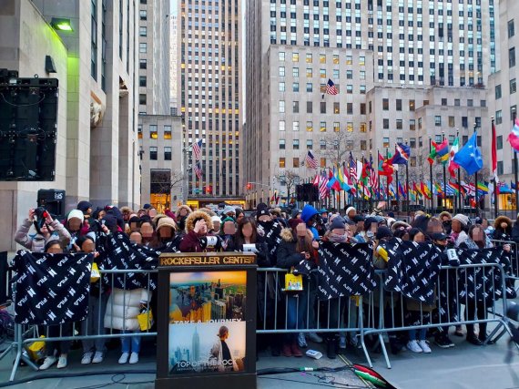 뉴욕 록펠러 플라자에 모인 방탄소년단의 팬들이 지난 21일(현지시간) 휠라 담요를 두르고 있다. 휠라 제공