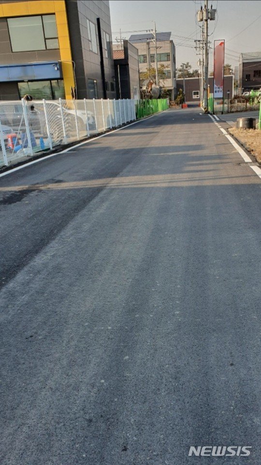 아스팔트로 포장돼 있는 경기 수원시 권선구 고색동 농로.