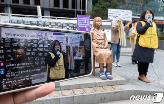 26일 오후 서울 종로구 옛 일본대사관 앞에서 열린 제1428차 일본군 성노예제 문제해결을 위한 정기 수요집회가 유튜브로 생중계 되고 있다. 정의기억연대는 신종 코로나바이러스 감염증(코로나19) 확산 우려에 28년만에 처음으로 온라인으로 수요집회를 진행한다고 밝혔다. /사진=뉴스1