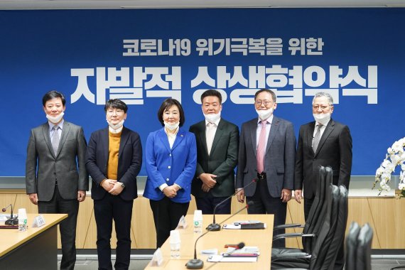 김종호 삼성전자 스마트공장지원센터장과 이현철 화진산업 대표, 박영선 중소벤처기업부 장관, 하춘욱 씨앤투스성진 대표, 전해상 도레이 첨단소재 대표, 최창희 공영쇼핑 대표(왼쪽부터)가 26일 서울 상암동 공영쇼핑에서 ‘코로나19 위기극복을 위한 자발적 상생 협약식’을 체결하고 기념촬영을 하고 있다. 공영쇼핑 제공