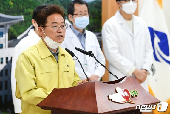 지난 21일 '코로나 19 대남병원 확진자 관련 브리핑을 하고 있는 이철우 경북지사. 이 지사는 '보이지 않는다'는 유시민 이사장 발언에 대해 "(노출을 위해) 방송에 가 있는 것은 정치하는 것이다"며 도민을 위해 현장에서 열심히 뛰고 있다고 반박했다 . (경북도제공) © 뉴스1