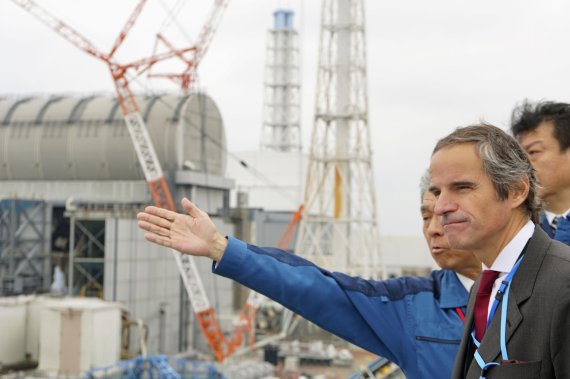 라파엘 그로시 IAEA 사무총장이 지난해 2월 후쿠시마 원전을 방문해 관계자의 설명을 듣고 있다. AP뉴시스