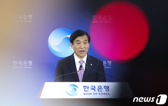 이주열 한국은행 총재가 브리핑을 하고 있다. 2019.10.16/뉴스1 © News1 허경 기자