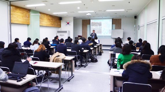 서울 서초동 한국프랜차이즈산업협회 희망실에서 재직자들이 교육을 받고 있는 모습. 한국프랜차이즈산업협회 제공.