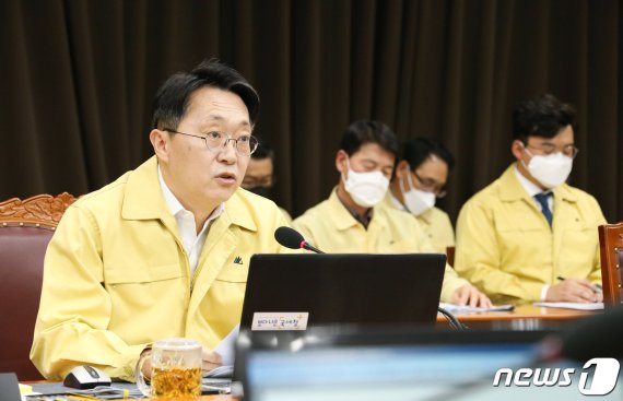 2월27일 김현준 국세청장(왼쪽)이 코로나19 대응을 위한 긴급 지방국세청장 회의에서 발언하고 있다.(국세청 제공) 2020.02.27© 뉴스1