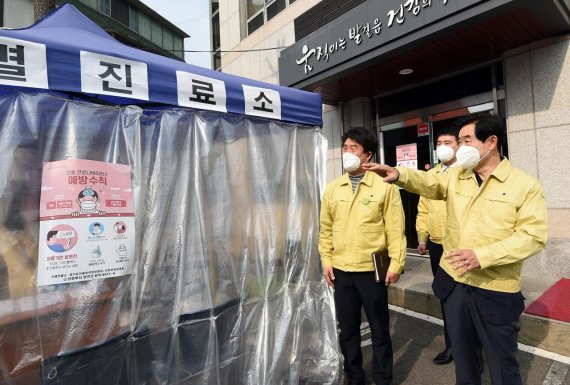 안병용 의정부시장 선별진료소 현장점검. 사진제공=의정부시